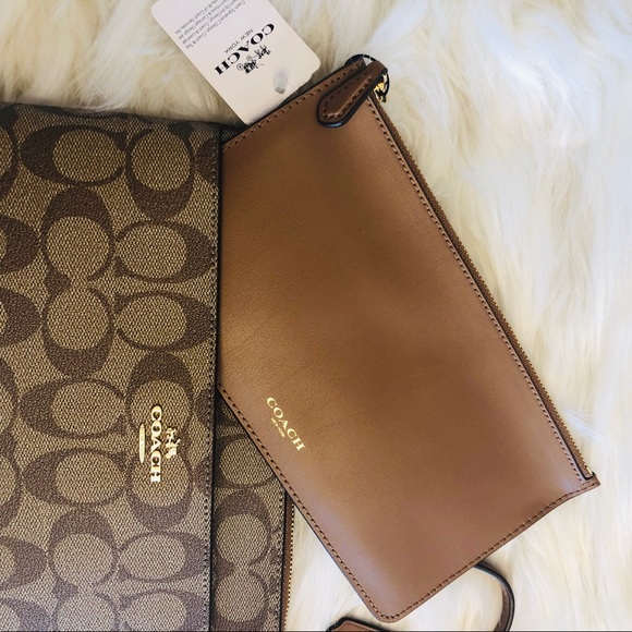 Coach signature wristlet NWT - Picture 2 of 6
